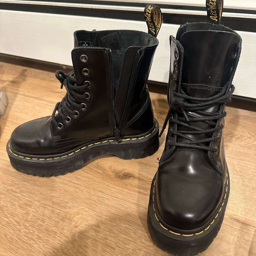 DR. MARTEN JADON BOOT SMOOTH LEATHER PLATFORMS